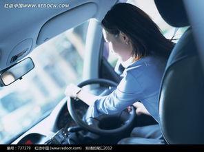 国产小车视频女生素材,青春女生演绎时尚出行新风尚